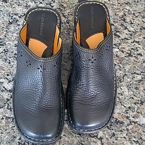 Leather clogs lack leather upper High Sierra clogs, never worn